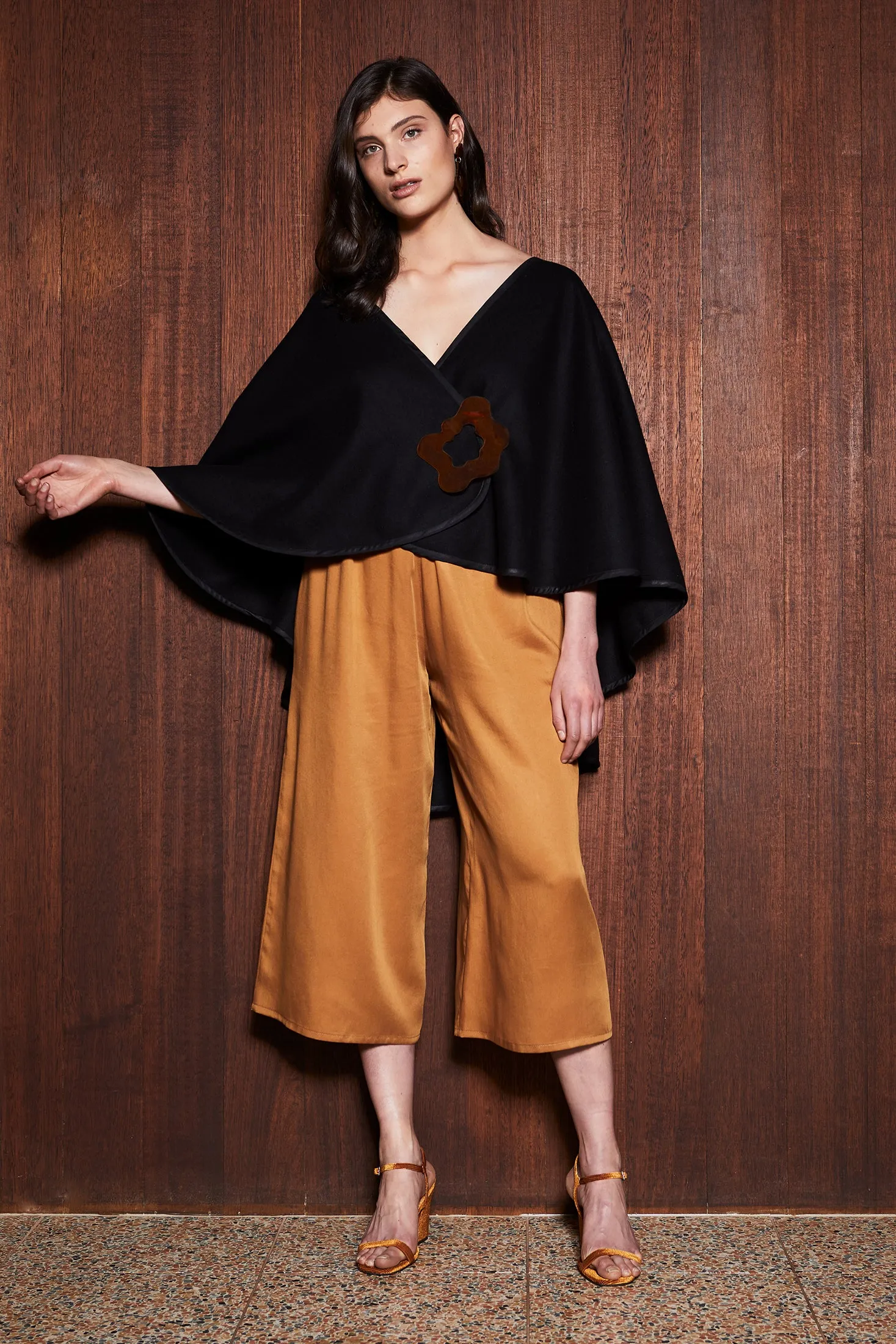 SHADE CAPE [ Black Wool Blend Shawl ]